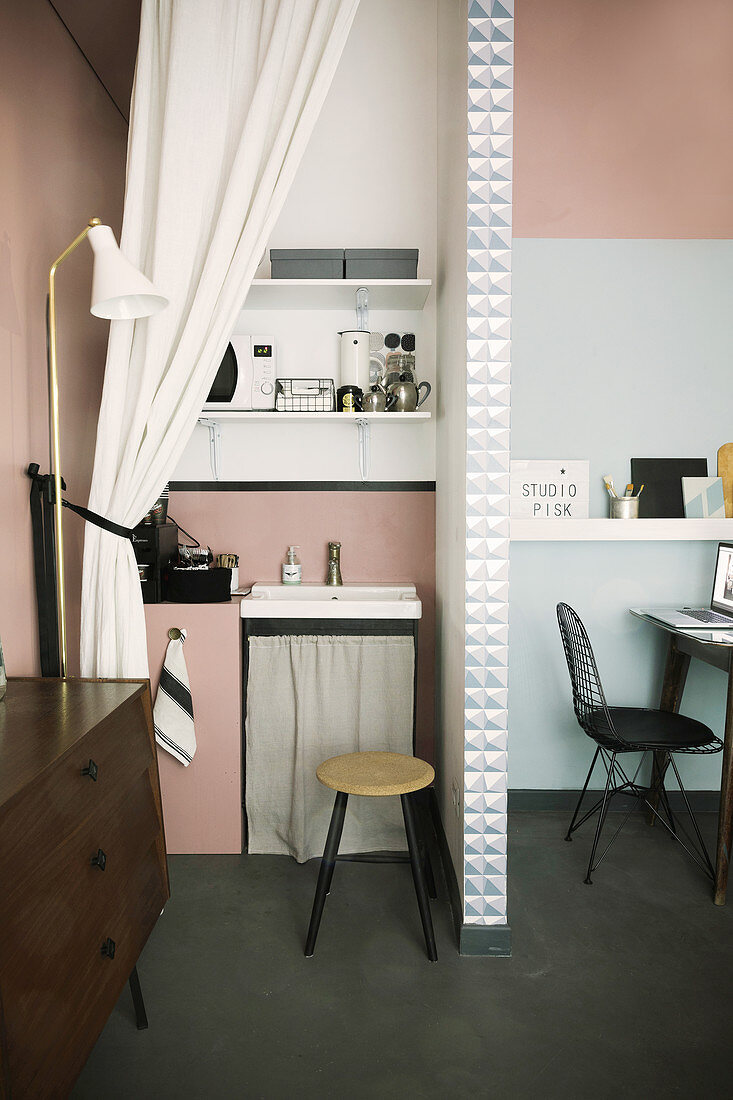 Raumteilerwand zwischen Home Office und Mini-Küche