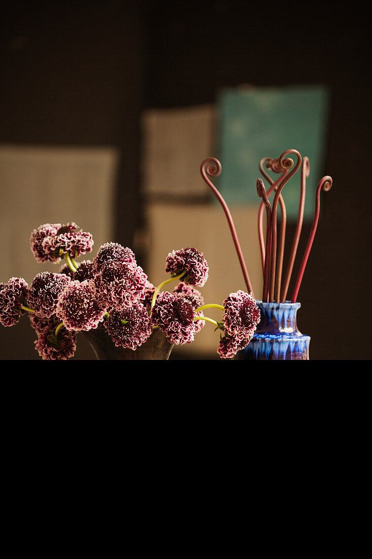 Tisch mit Blumen- und Farnsprossenstrauß in Vasen (Mexiko)