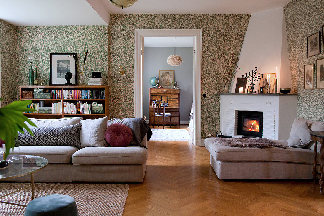 Gemütliches Wohnzimmer im klassischen Stil mit Kamin