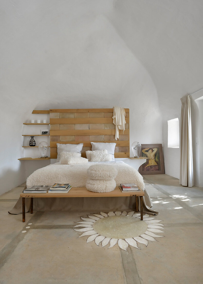 Schlafzimmer in Naturtönen mit hoher Decke