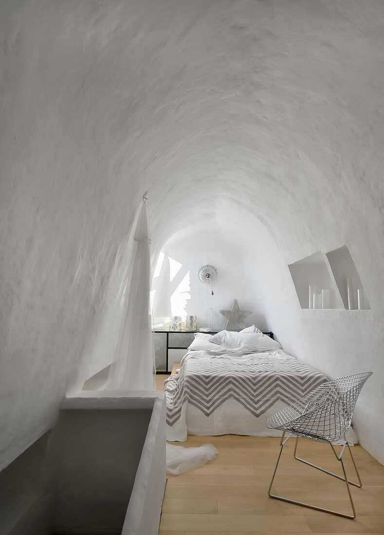 Schlafzimmer in Weiß mit Gewölbedecke