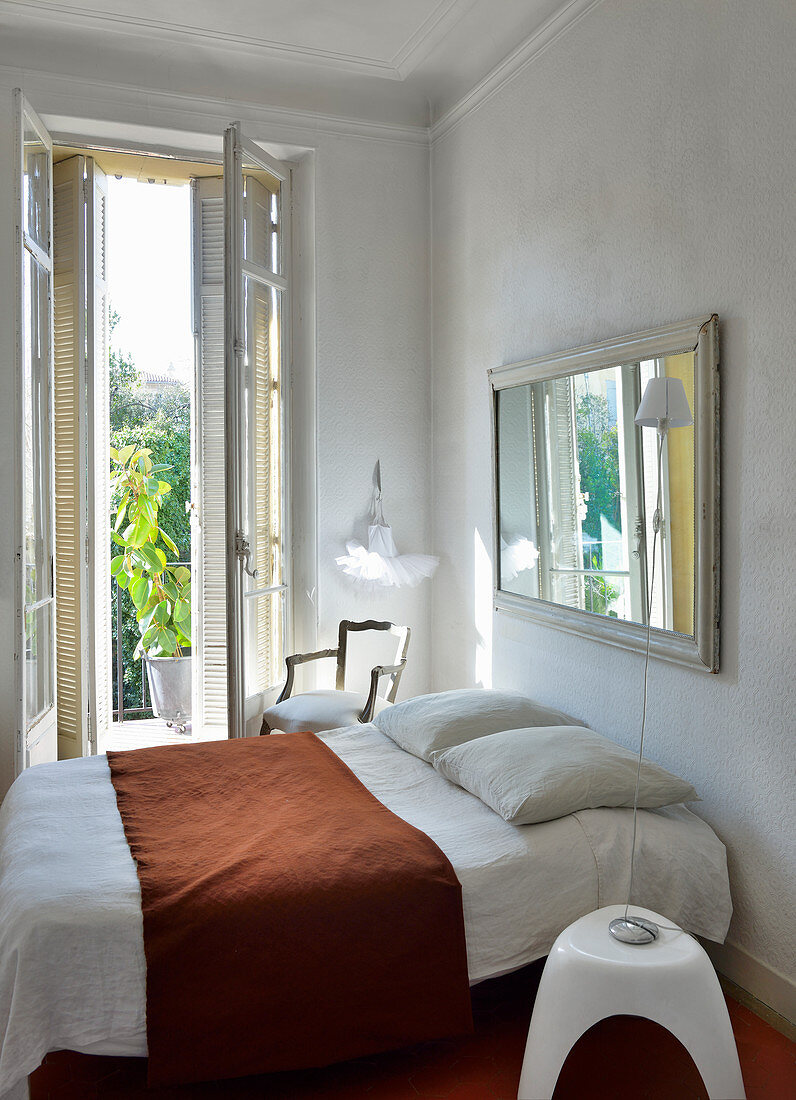 Schlichtes Schlafzimmer im mediterranen Altbau