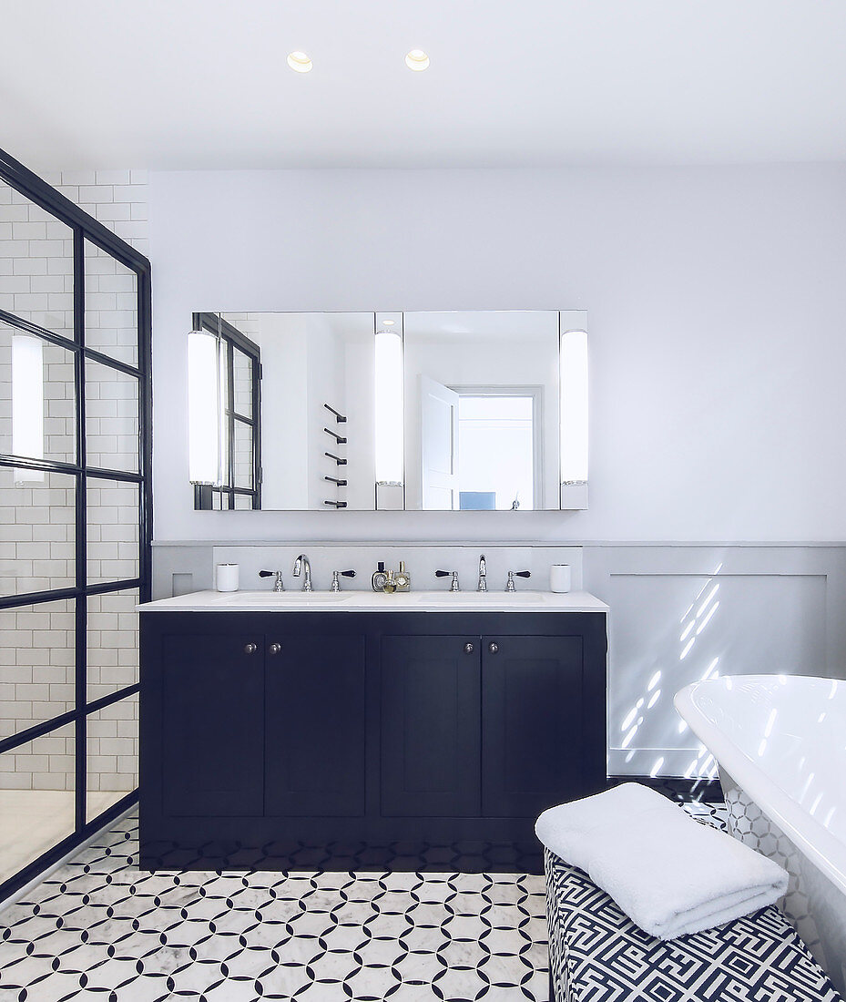Klassisches Badezimmer in Schwarz-Weiß mit gemustertem Fliesenboden