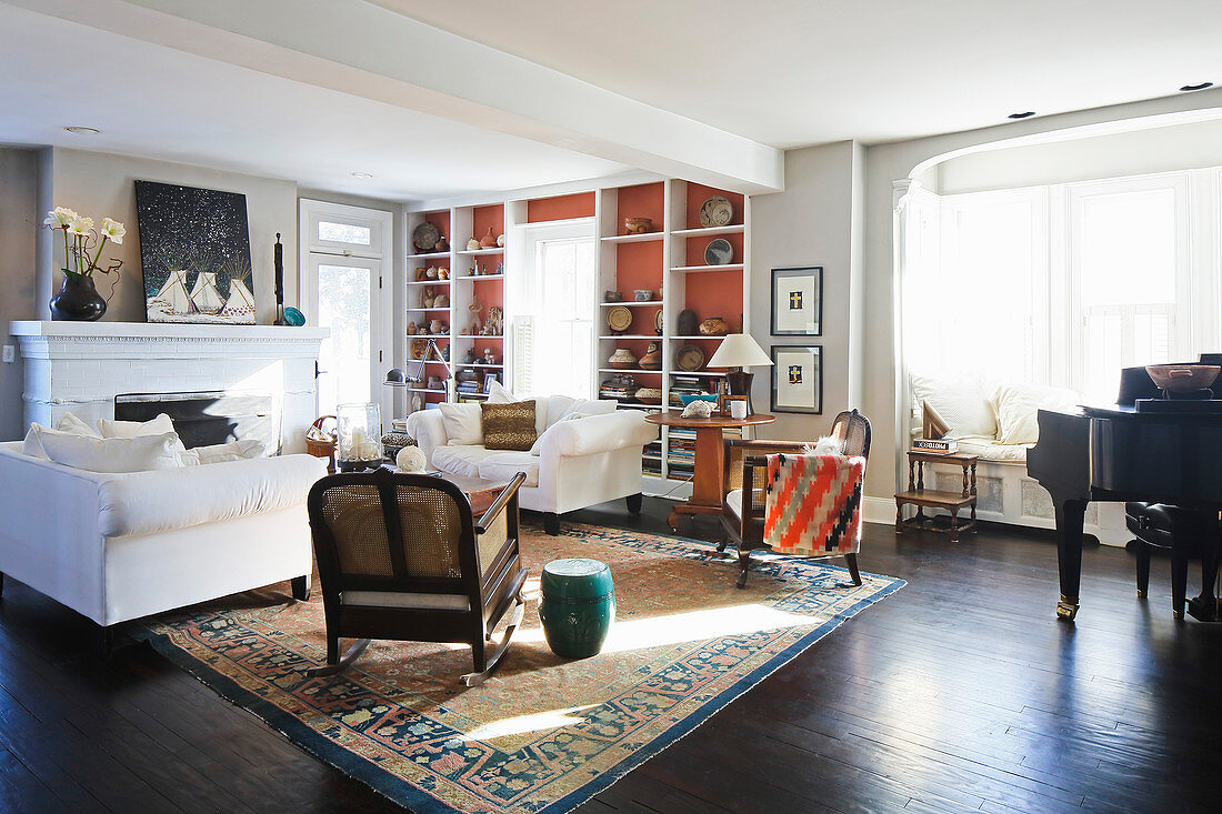 Wohnzimmer im Amerikanischen Stil mit gegenüberstehenden Sofas