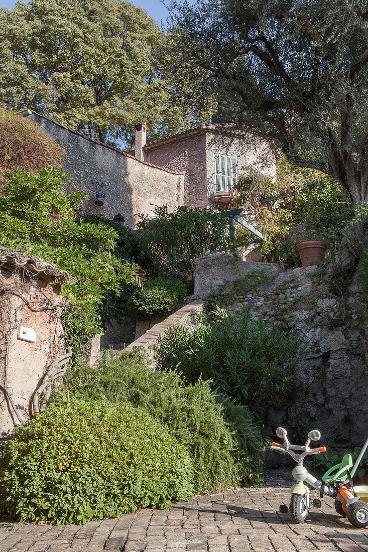 Hof und Steintreppe zum mediterranen Haus