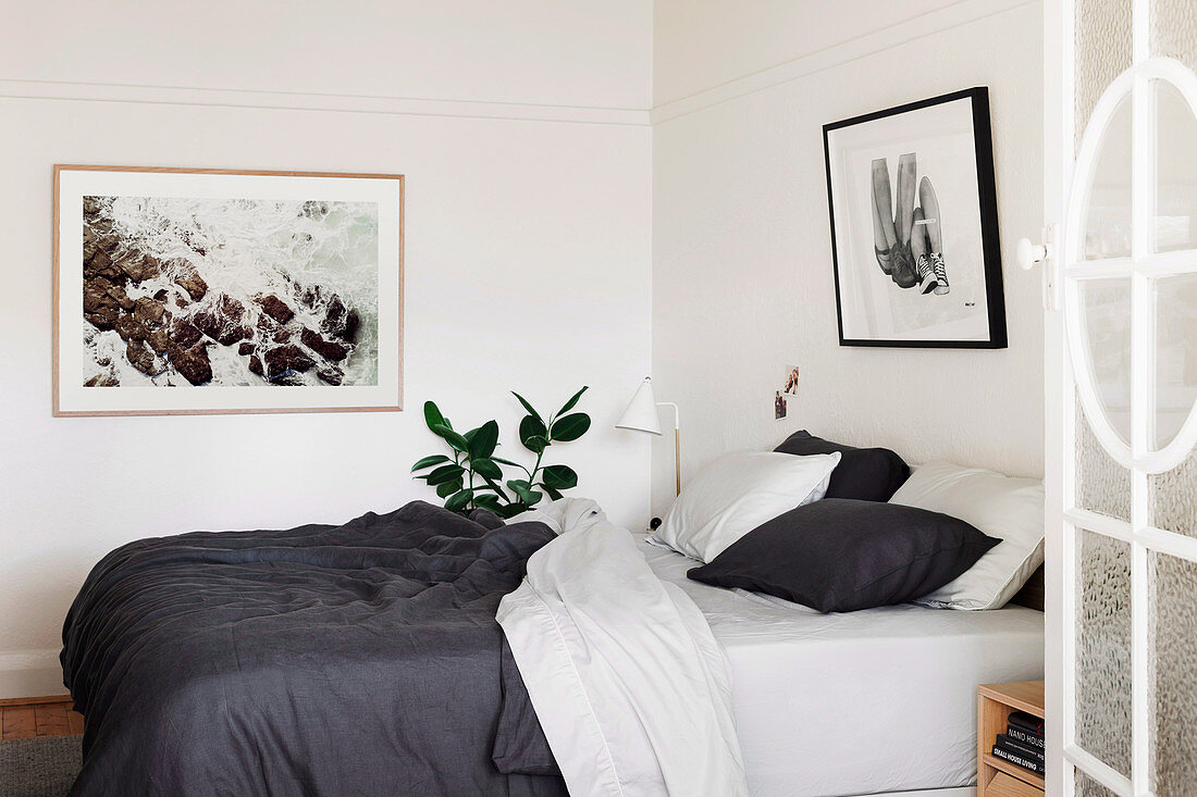 Doppelbett mit schwarz-weißer Bettwäsche