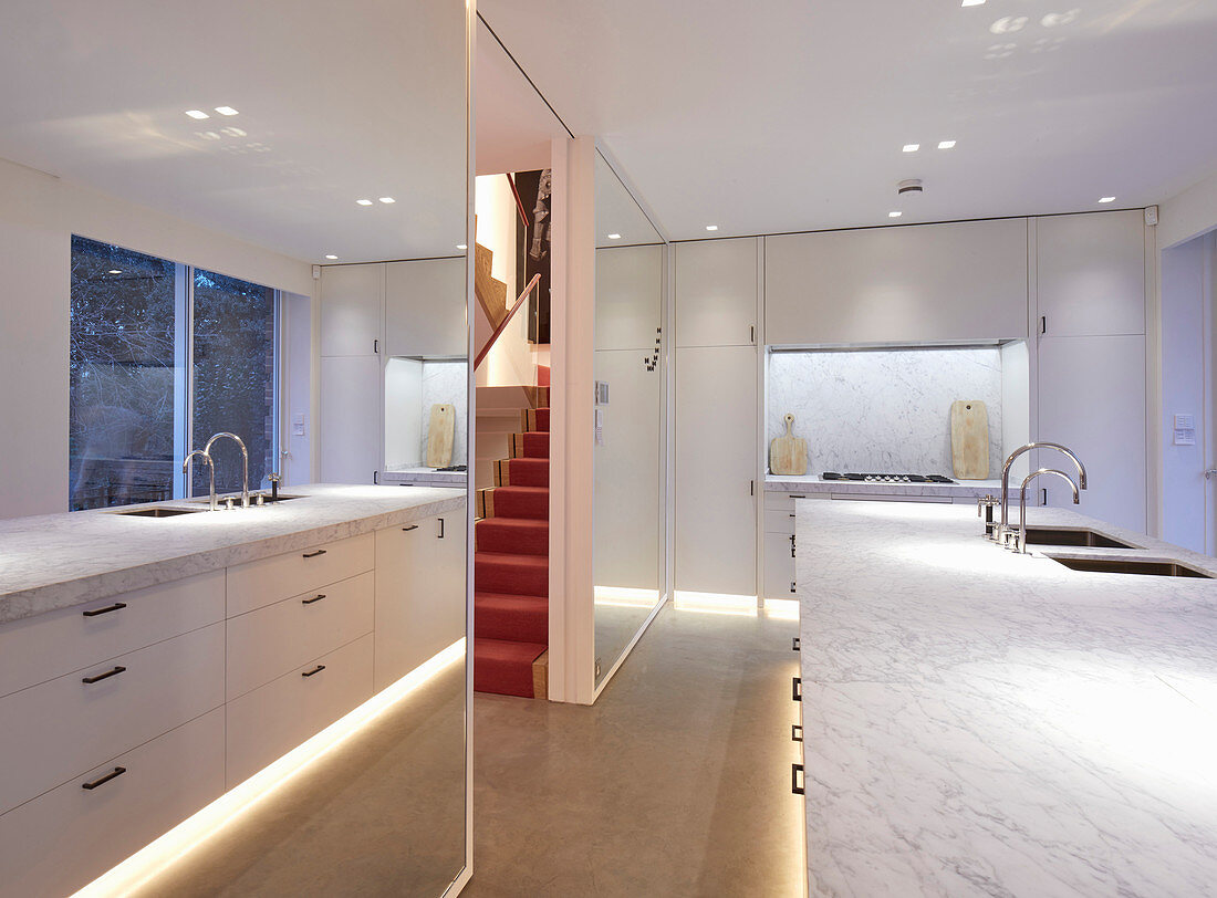 Mittelblock mit Marmorplatte und verspiegelte Wände in eleganter Küche