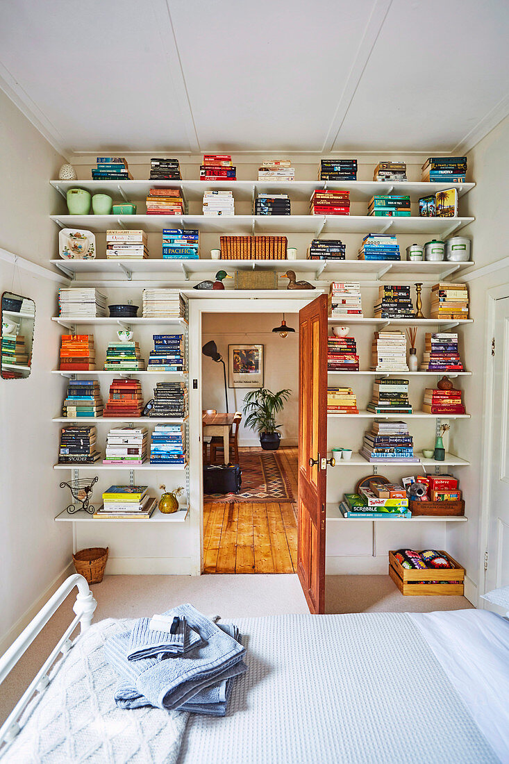 Blick vom Bett auf Regal mit Büchern und Spielsachen um die Tür