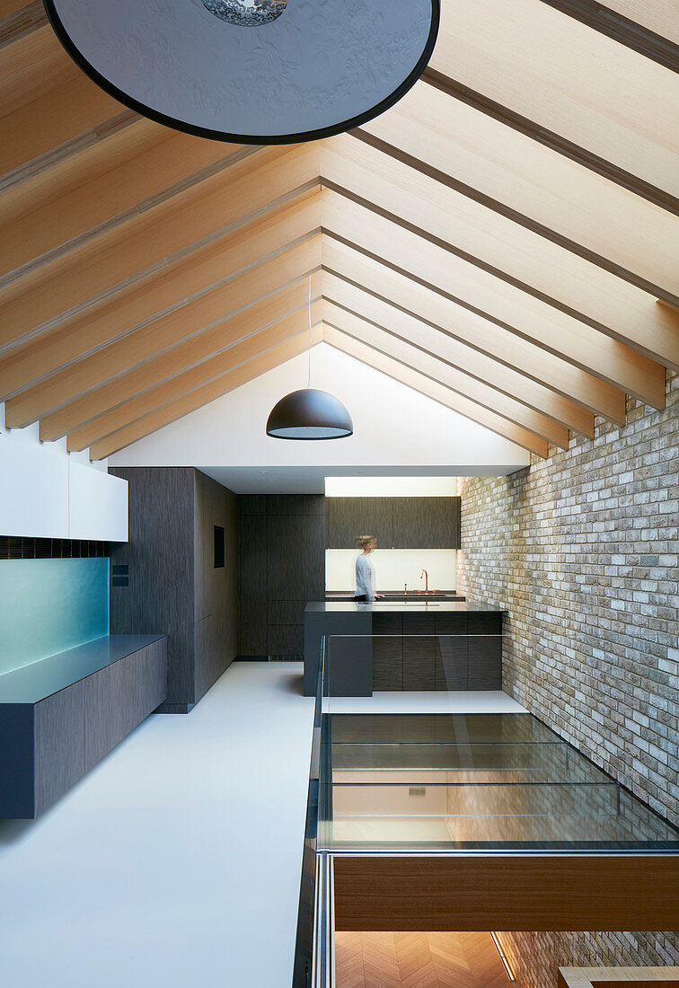 Modernes Architektenhaus mit offenem Dach und Materialmix
