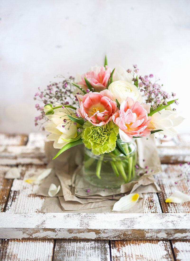 Blumenstrauß in einer Vase (Nelke, Ranunkel, Tulpe)