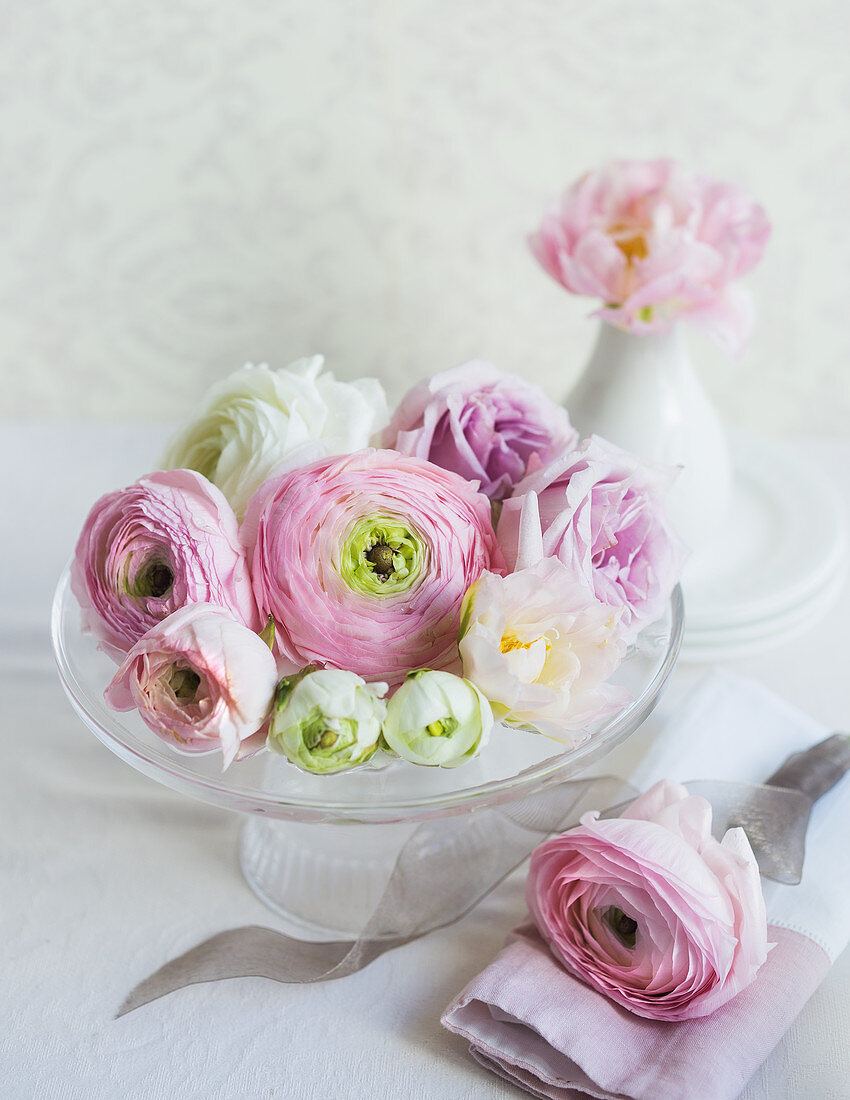 Hochzeitsdekoration: Romantisches Tischgesteck (Ranunkel, Rose und Tulpe)