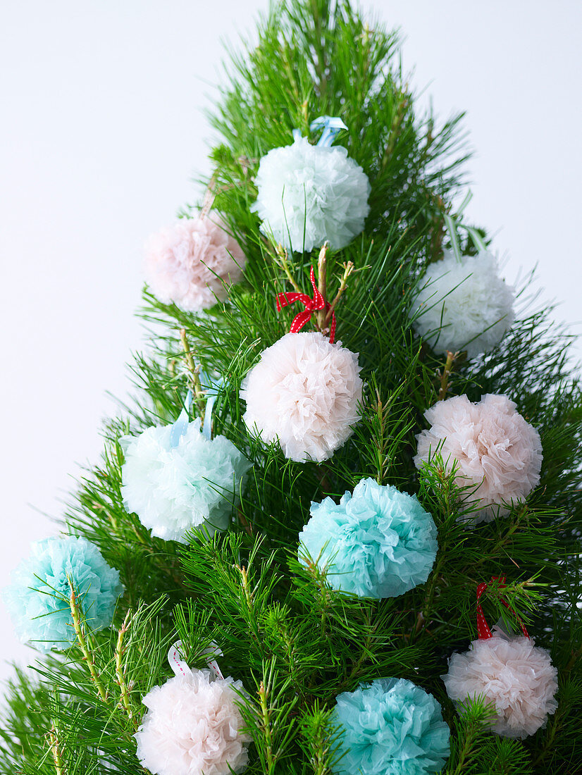 Weihnachtsbaum mit recycelten Pompons aus Plastiktüten