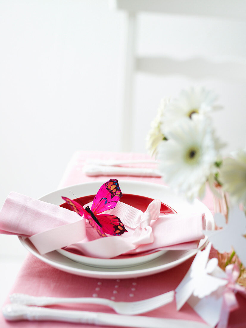 Tischgedeck in Rosa mit Deko-Schmetterling
