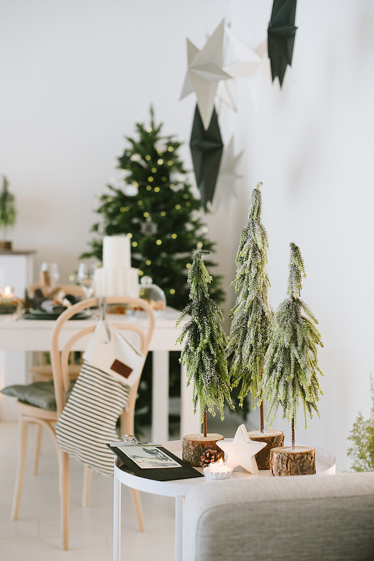 Weihnachtlich dekorierter Wohnraum mit DIY-Tannenbäumchen