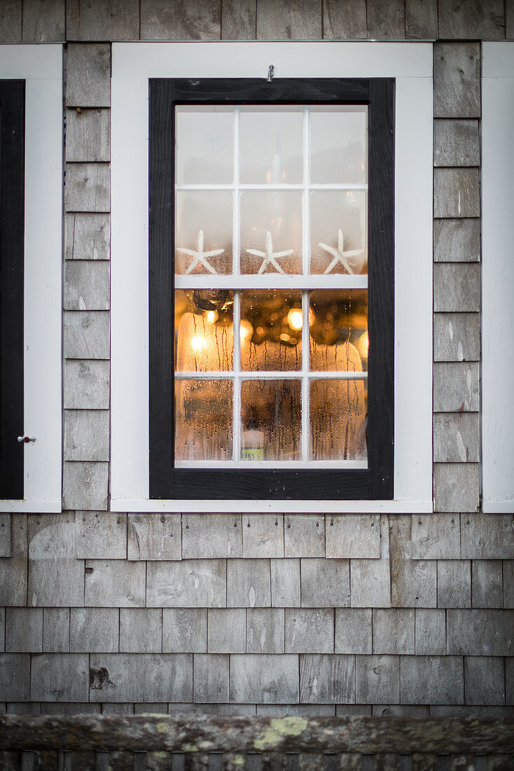 Sprossenfenster mit Seesternen dekoriert