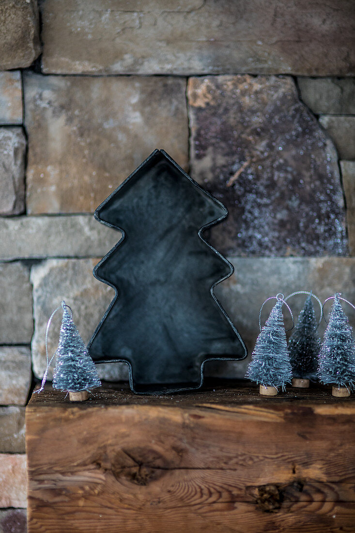 Weihnachtsbaum aus Zinn auf Holzbalken