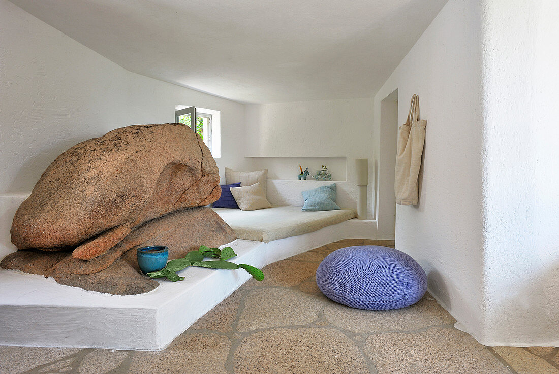 Gemauertes Schlafbereich mit Felsen