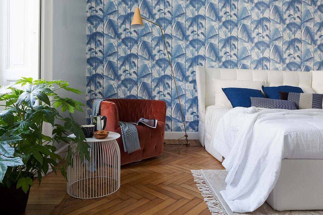 Tapete mit blauem Blattmotiv im Schlafzimmer mit Designermöbeln
