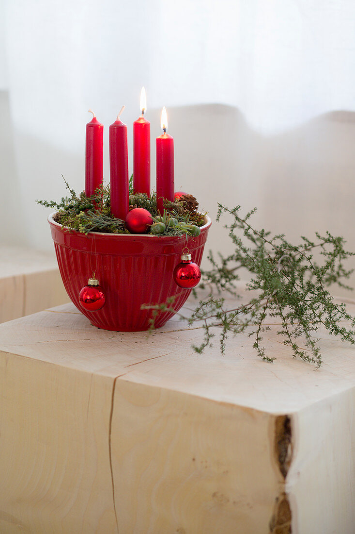 Vier rote Kerzen in einer Rührschüssel als Adventskranz