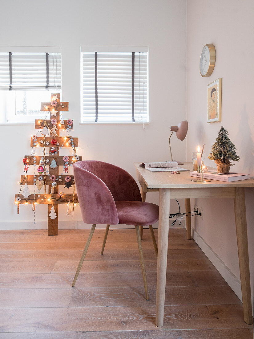 Schreibtisch mit Schalenstuhl und DIY-Weihnachtsbaum aus recycelten Holzplatten