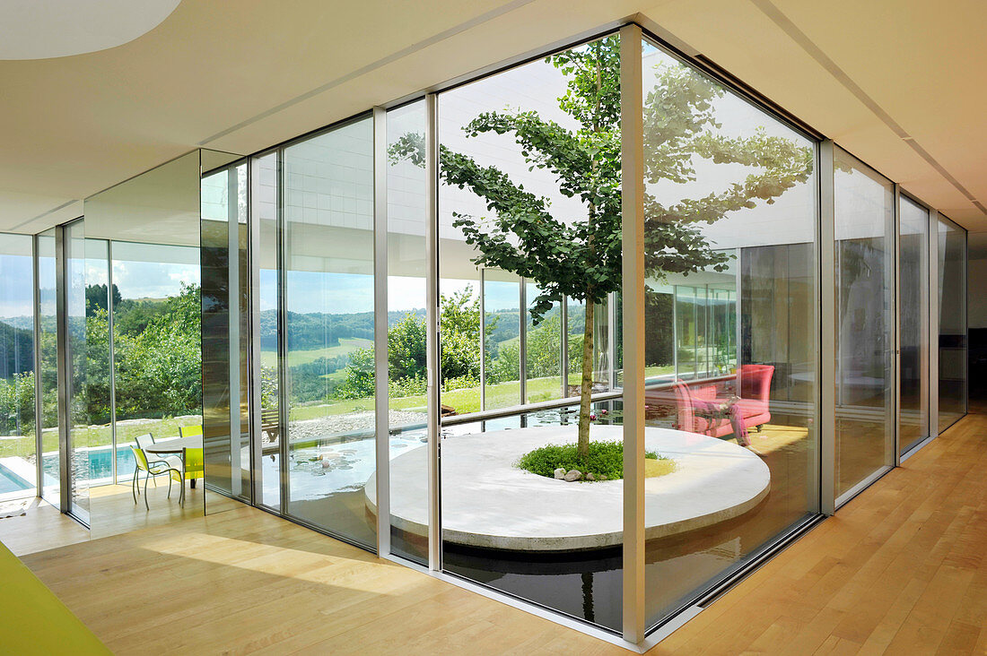 Modernes Architektenhaus mit Glaskubus und Innengarten