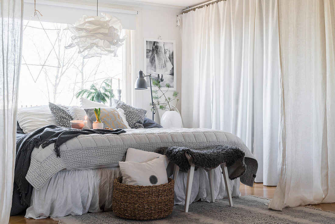 Winterliches Schlafzimmer in Grau und Weiß