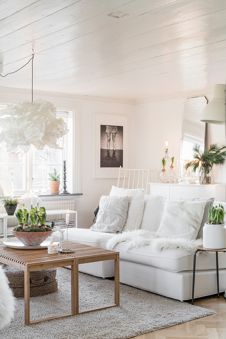 gemütliches wohnzimmer in weiß im winter – bild kaufen – 12478969