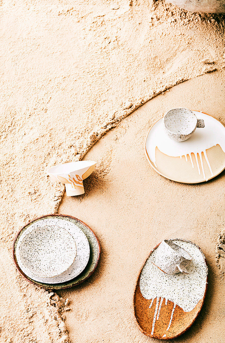 Geschirr auf Sand-Tisch