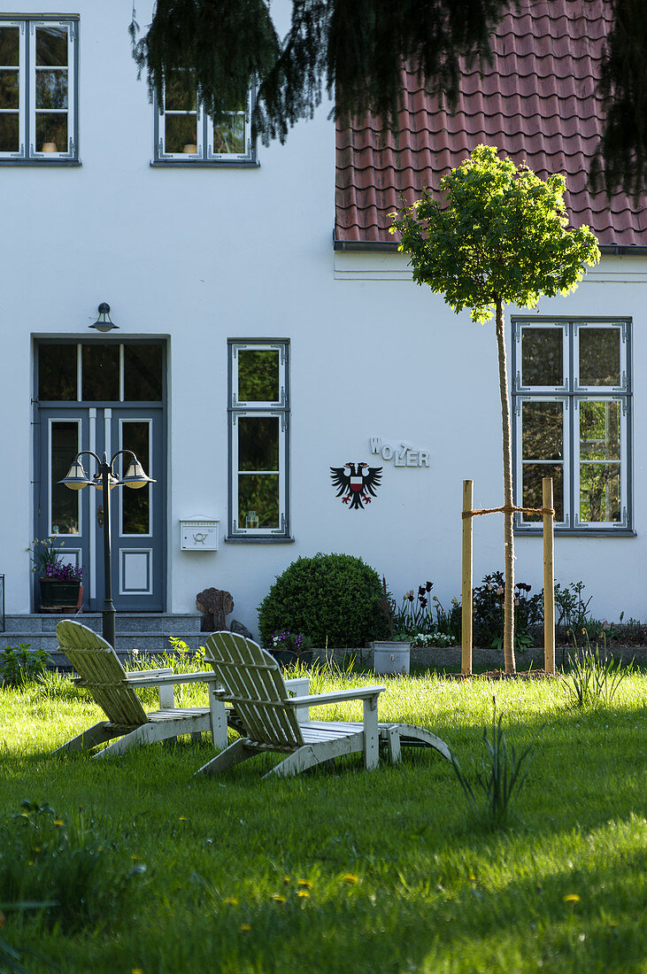 Weißes Landhaus mit Garten Bild kaufen 12479995