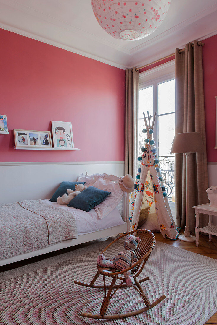 Kinderzimmer mit zweifarbiger Wand in Pink und Weiß