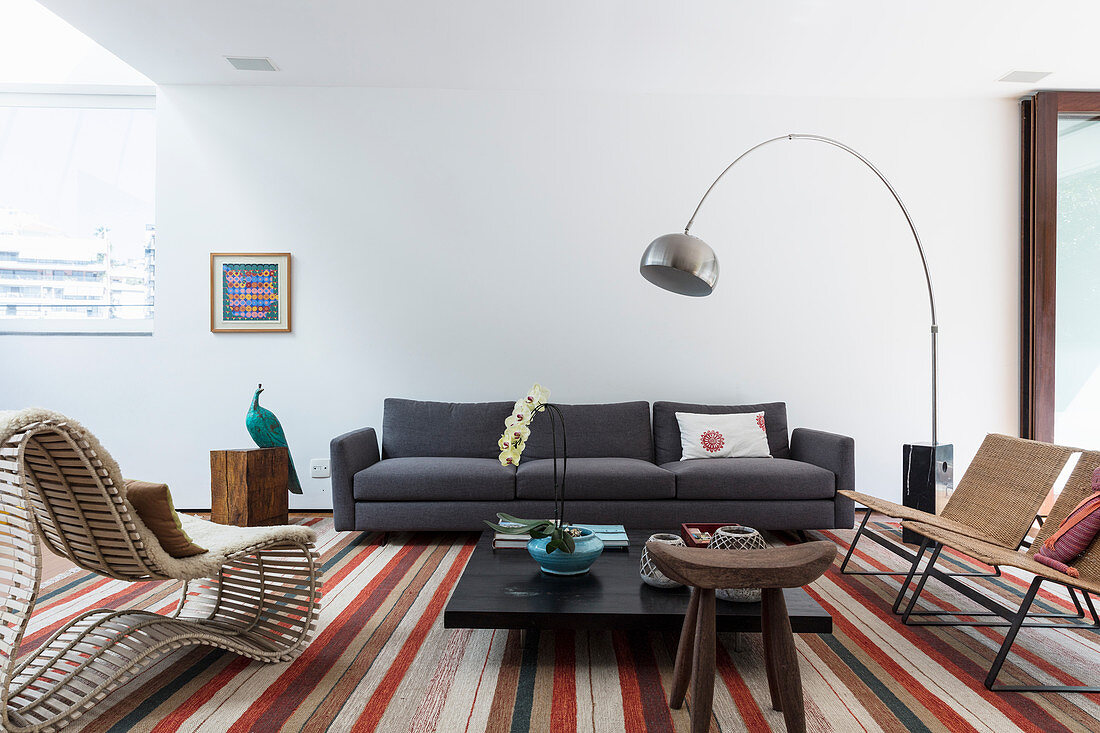 Wohnzimmer mit verschiedenen Designermöbeln in Erdfarben
