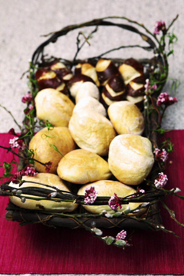 Brötchen im Korb, dekoriert mit duftenden Blüten