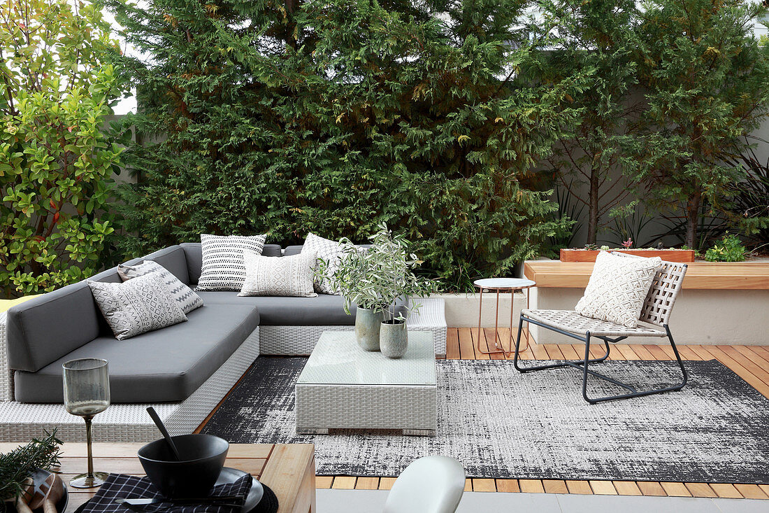 Outdoormöbel in Grau auf eleganter Holzterrasse