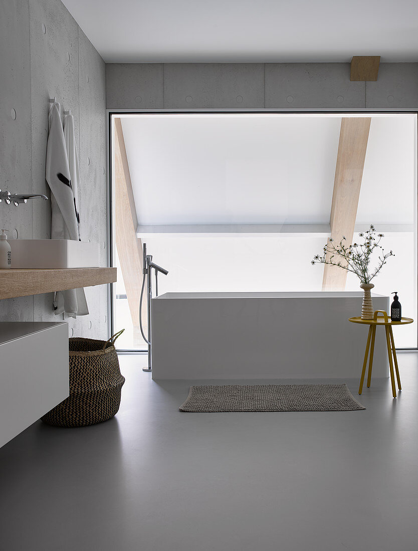 Freistehende Badewanne im modernen Bad mit Glaswand