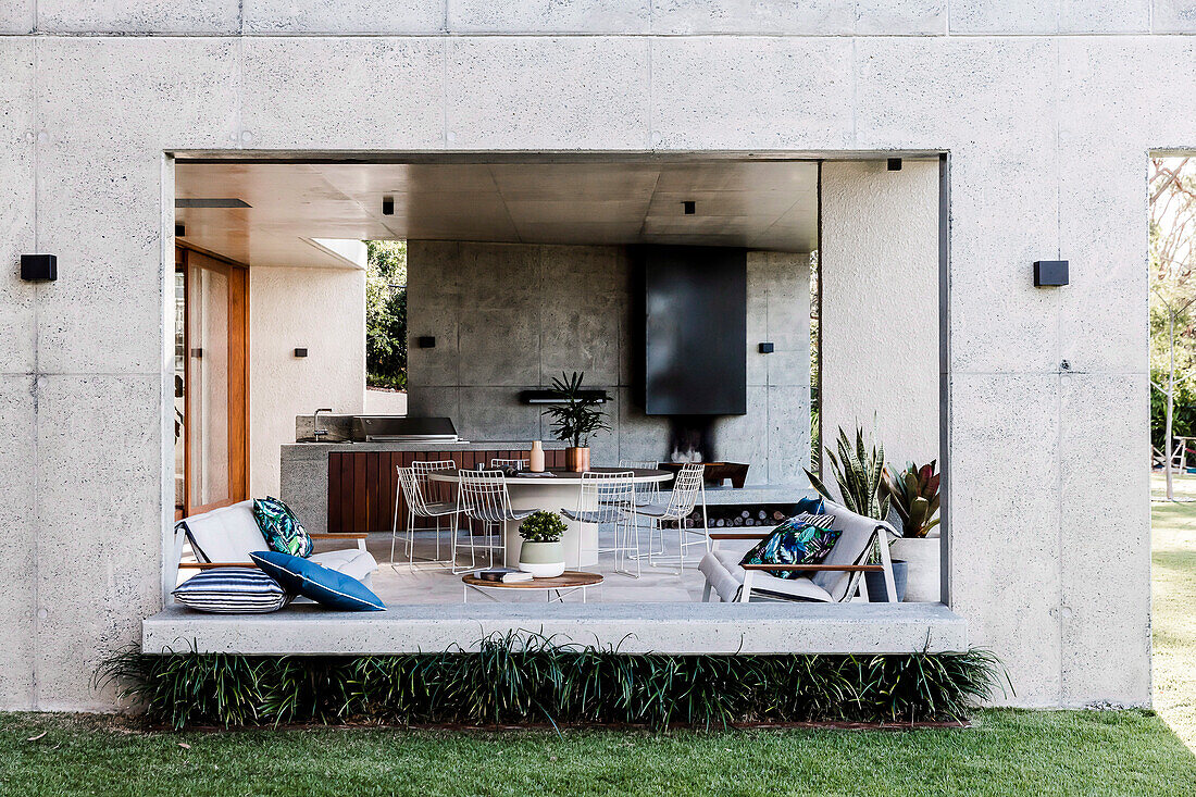 Kitchen and dining area on the covered terrace