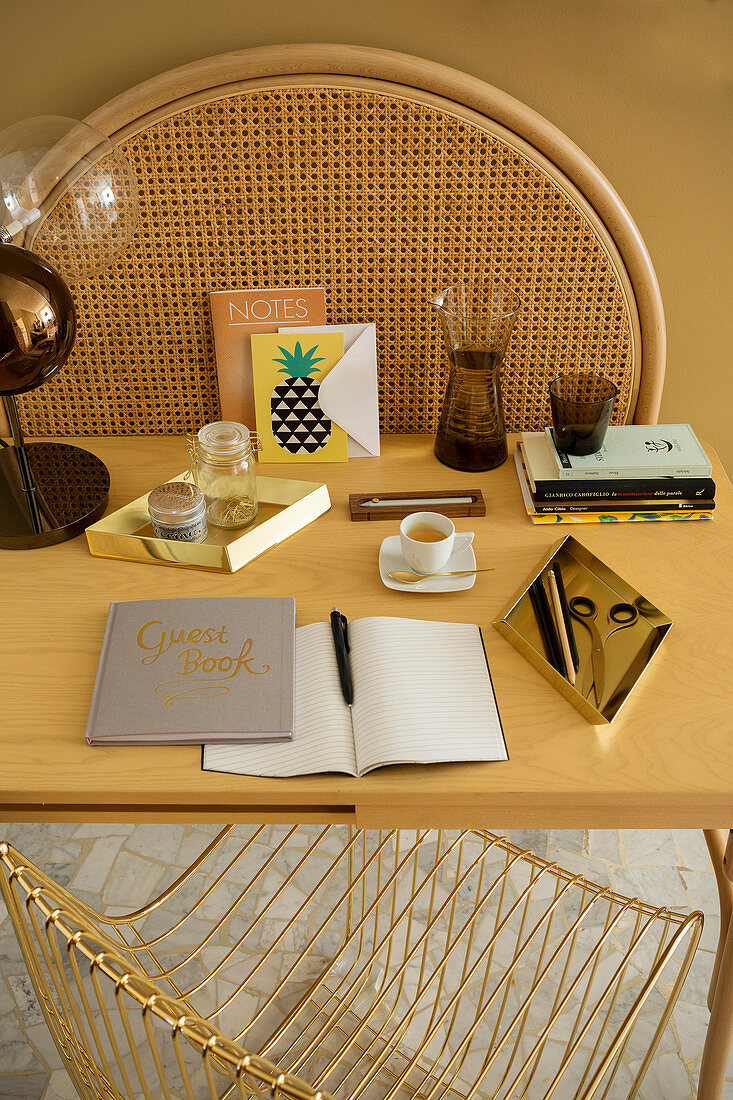 Schreibutensilien, Bücher und eine Tasse Tee auf Tisch