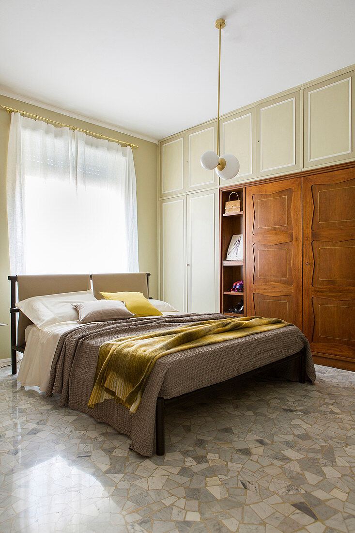 Doppelbett und Einbauschrank mit Nussbaumholz-Einsatz im Schlafzimmer
