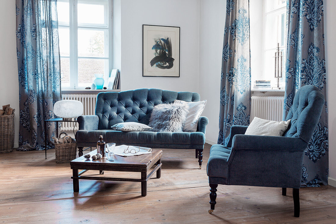 Elegantes Wohnzimmer in Blau mit klassischen Polstermöbeln