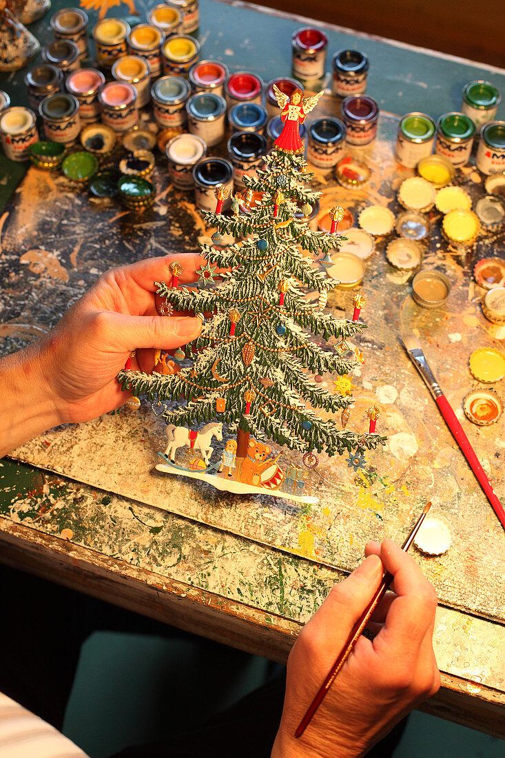 Von Hand bemalter Weihnachtsbaum aus Zinn in der Werkstatt