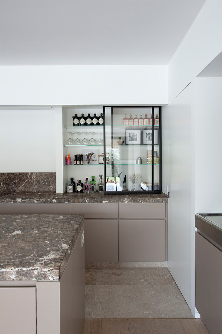 Küchenregal mit offener Glasschiebetür über Unterschrank mit Marmor Arbeitsplatte