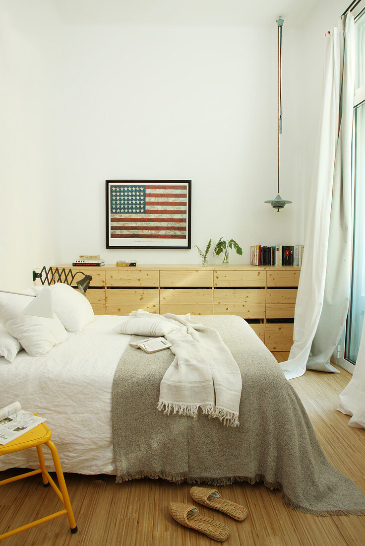 Bild mit Amerika-Flagge im Schlafzimmer in Naturtönen