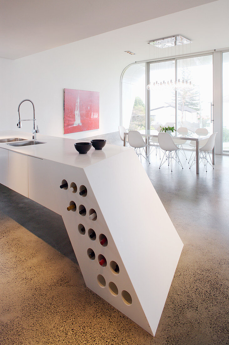 Futuristische Kücheninsel mit Weinlager im Architektenhaus