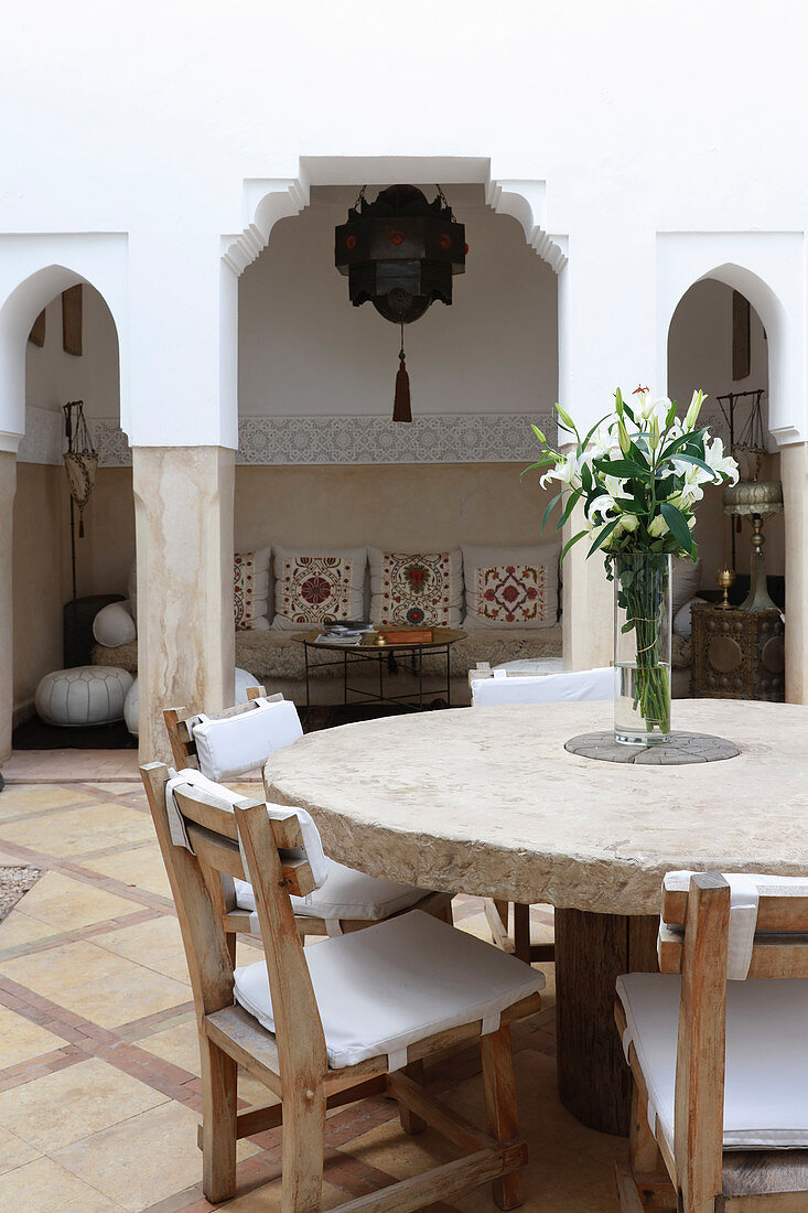 Runder Tisch mit Natursteinplatte und Stühlen in der Lobby im Hotel Ryad Dyor (Marrakesch, Marokko)