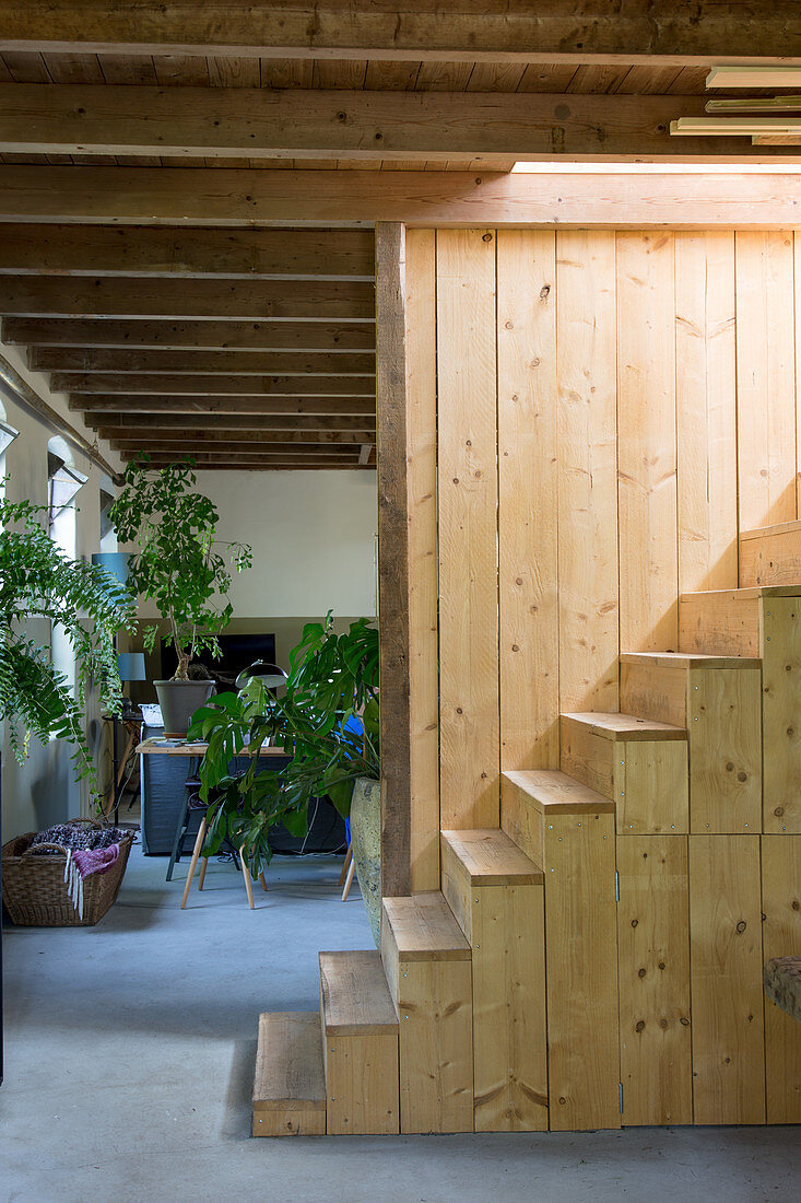 Holztreppe mit Treppenunterbau