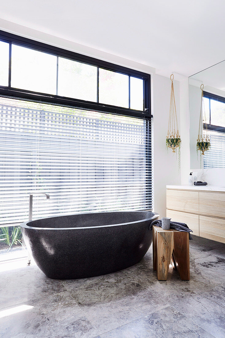 Ovale freistehende Badewanne im modernen Bad mit Fensterfront