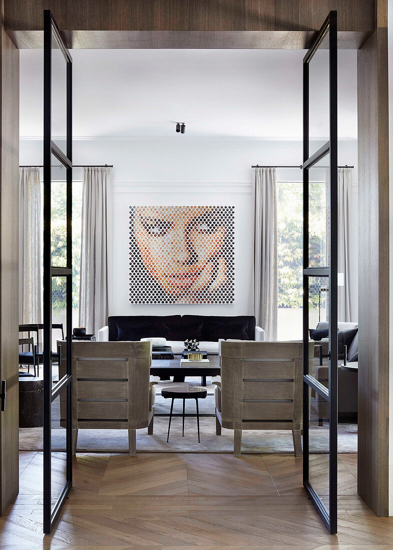 Blick ins elegante Wohnzimmer mit Kunstwerk an der Wand