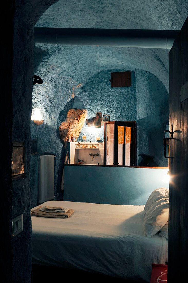 Rustikales Schlafzimmer und Bad Ensuite mit blauen Wänden