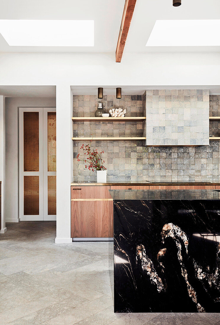 Kücheninsel aus schwarzem Granit in offenem Wohnraum