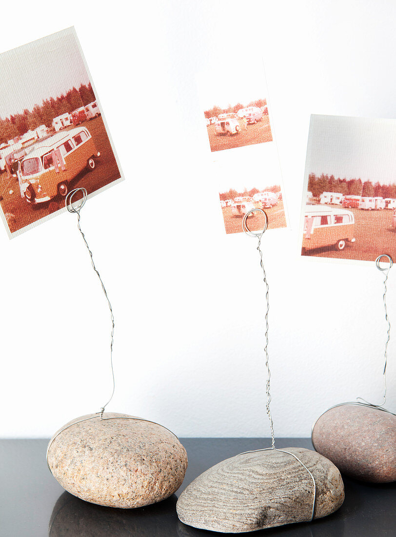 Holidays snaps on photo holders made from pebbles and wire