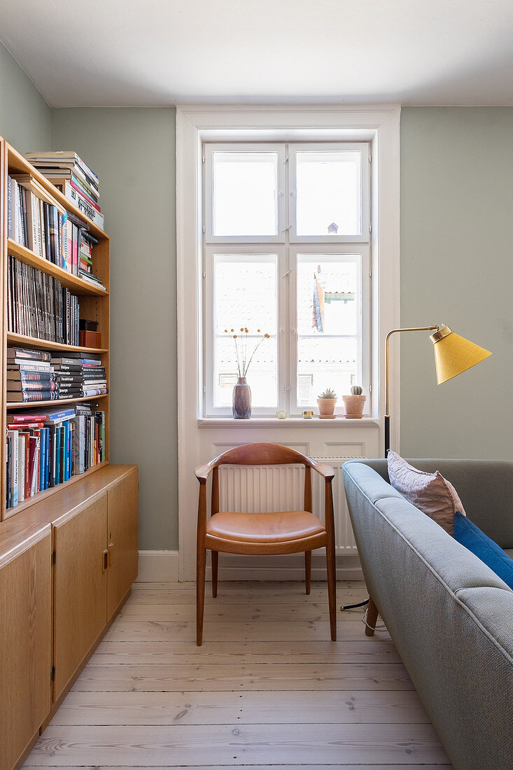 Altbau-Wohnzimmer im skandinavischen Retro-Stil